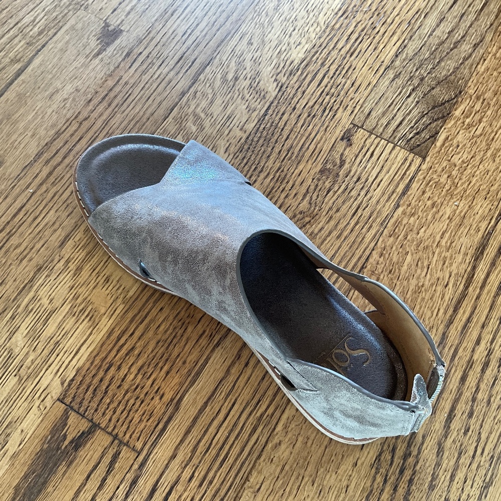 Brand new Sofft brand, silvery smoke grey leather shoes , open toe